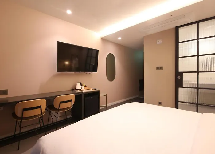 Brown Dot Sajik Stadium Motel