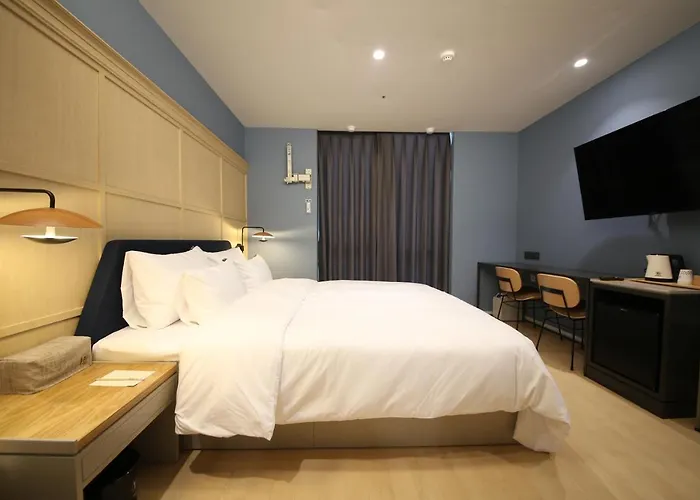 Brown Dot Sajik Stadium Motel 2*