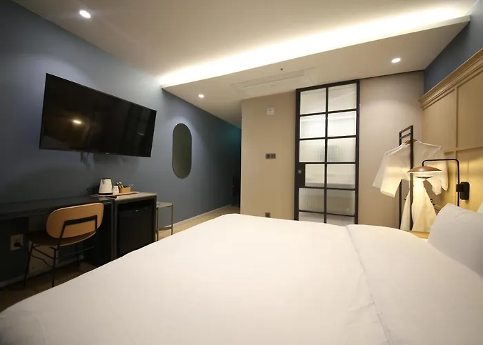 Brown Dot Sajik Stadium Motel