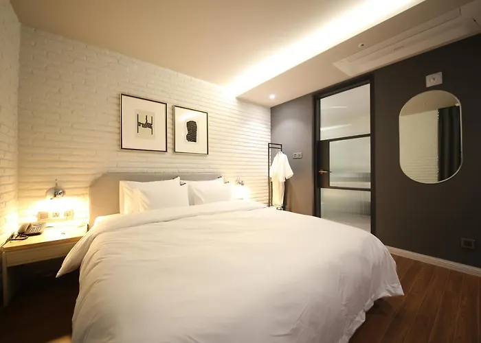 Brown Dot Sajik Stadium Motel 2*