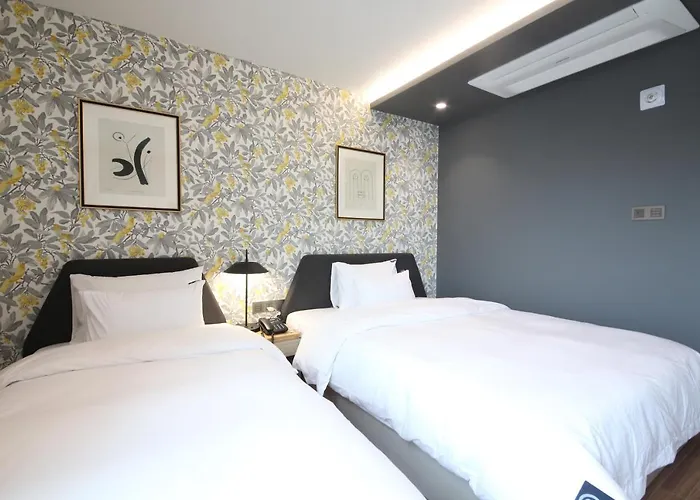 Brown Dot Sajik Stadium Motel